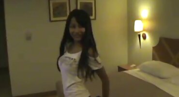 binh an sex Coquette trải sex vung trom dài trên vòi nước và được kiêm.