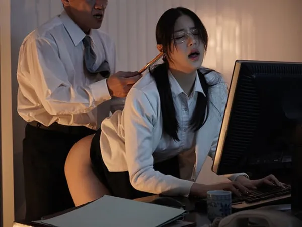 máy rung lồn Cô nhân viên thiếu thốn "tình cảm" và tên quản lý già may mắn